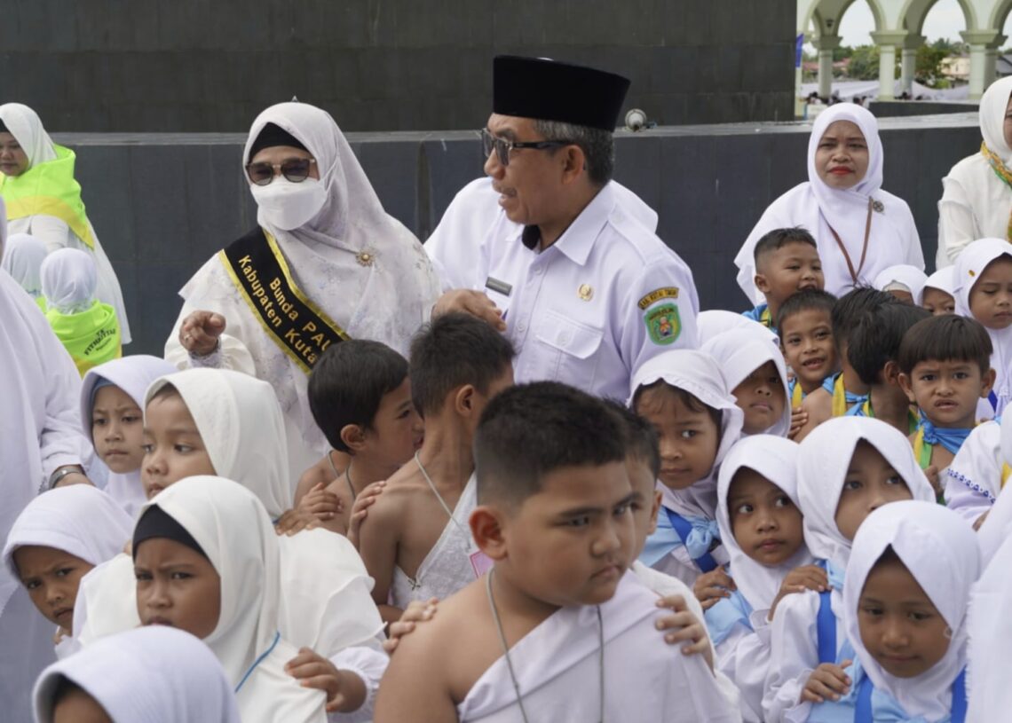 Sekolah Gratis Total: Bupati Kutim Bagikan Seragam dan Sepatu Hingga PAUD