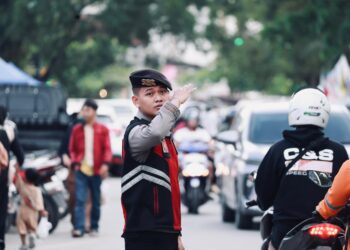 Polres Kutim Hadir di Tengah Masyarakat, Atur Lalu Lintas Demi Lancarnya Warga Berburu Takjil