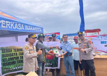 Kapolres Kutim Salurkan Sembako, Bibit Jagung hingga Pompa Air untuk Kelompok Tani Perdau Mandiri Bengalon