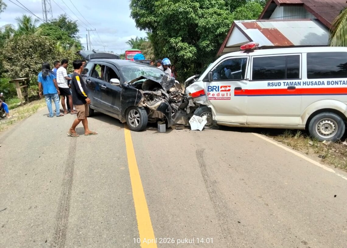 Respon Cepat Polsek Bengalon Tangani Laka Lantas Ambulans vs Avanza di Km 102 Bengalon, 5 Orang Luka-luka