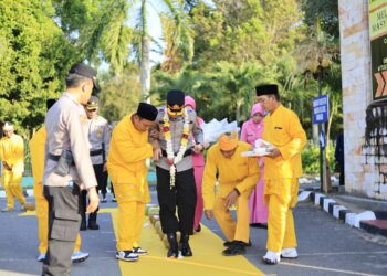 Tradisi Tepung Tawar Sambut Kapolres Baru, AKBP Aryansyah Resmi Mengawali Pengabdian di Kutai Timur
