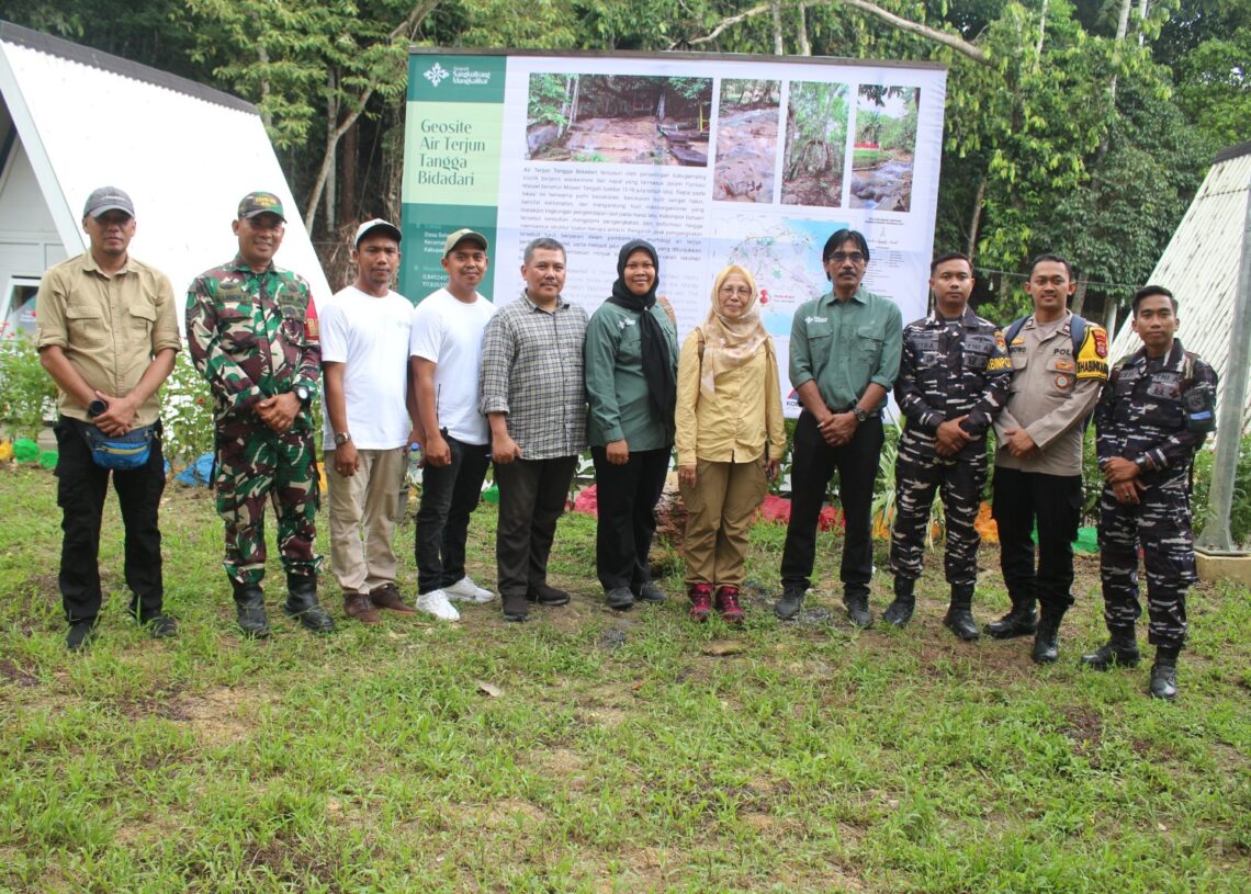 Verifikator Geopark Tinjau Tangga Bidadari Selangkau, Prof Mega Fatimah Soroti Kemandirian Masyarakat Menjaga Lingkungan