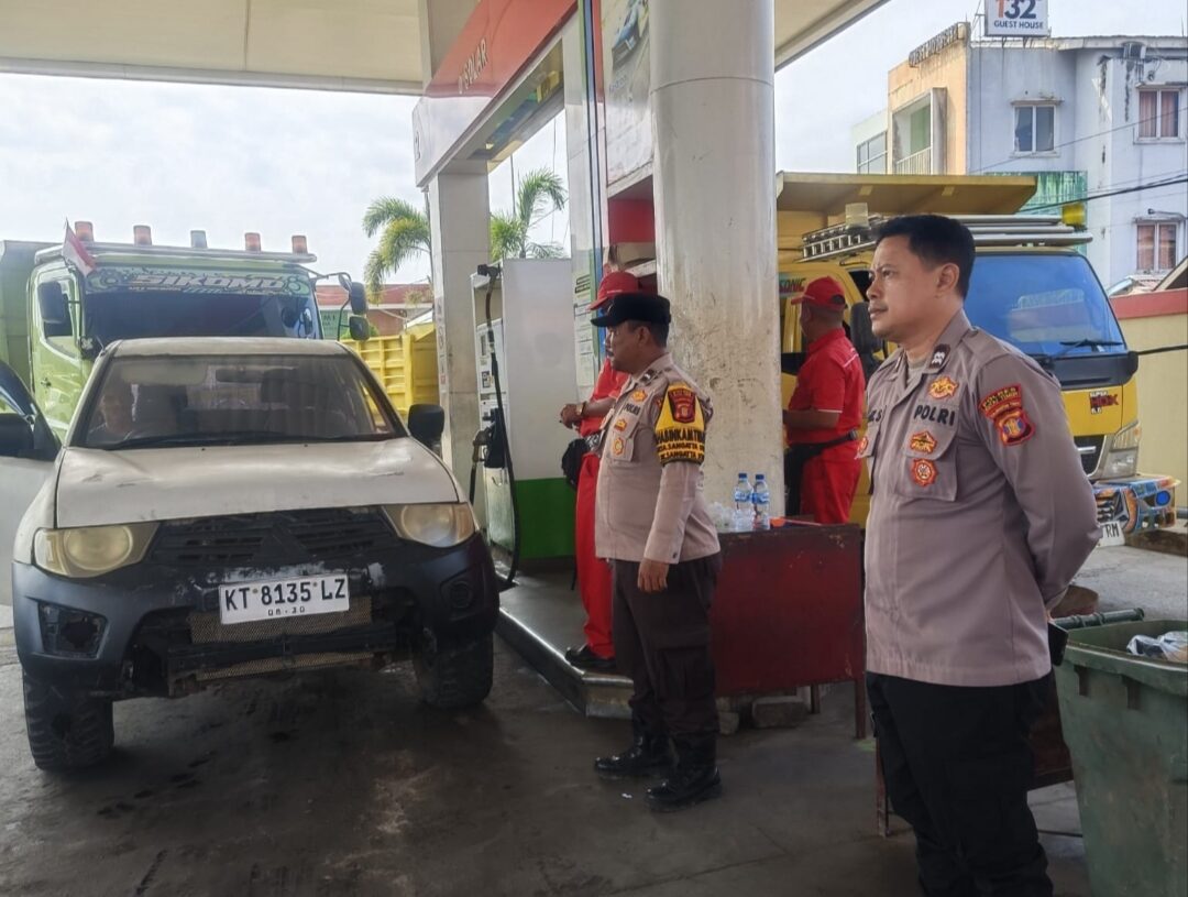 SPBU Depan STC Sangatta Dijaga Polisi, Pengisian BBM Diawasi Ketat