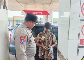 Polsek Sangatta Utara Perketat Pengawasan SPBU, Kendaraan Pengisi BBM Dicek Satu per Satu