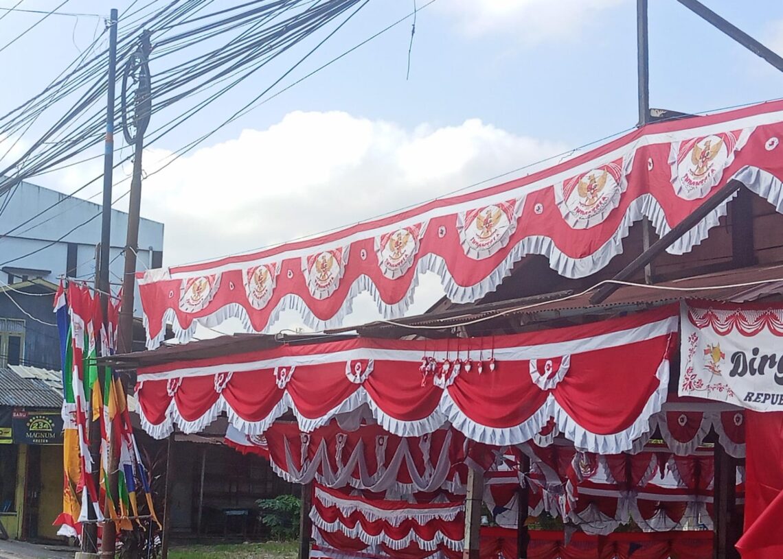 Jelang HUT RI, Penjual Bendera Musiman Mulai Ramaikan Jalanan Sangatta