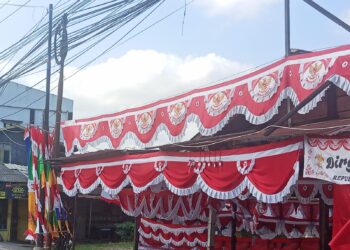 Jelang HUT RI, Penjual Bendera Musiman Mulai Ramaikan Jalanan Sangatta