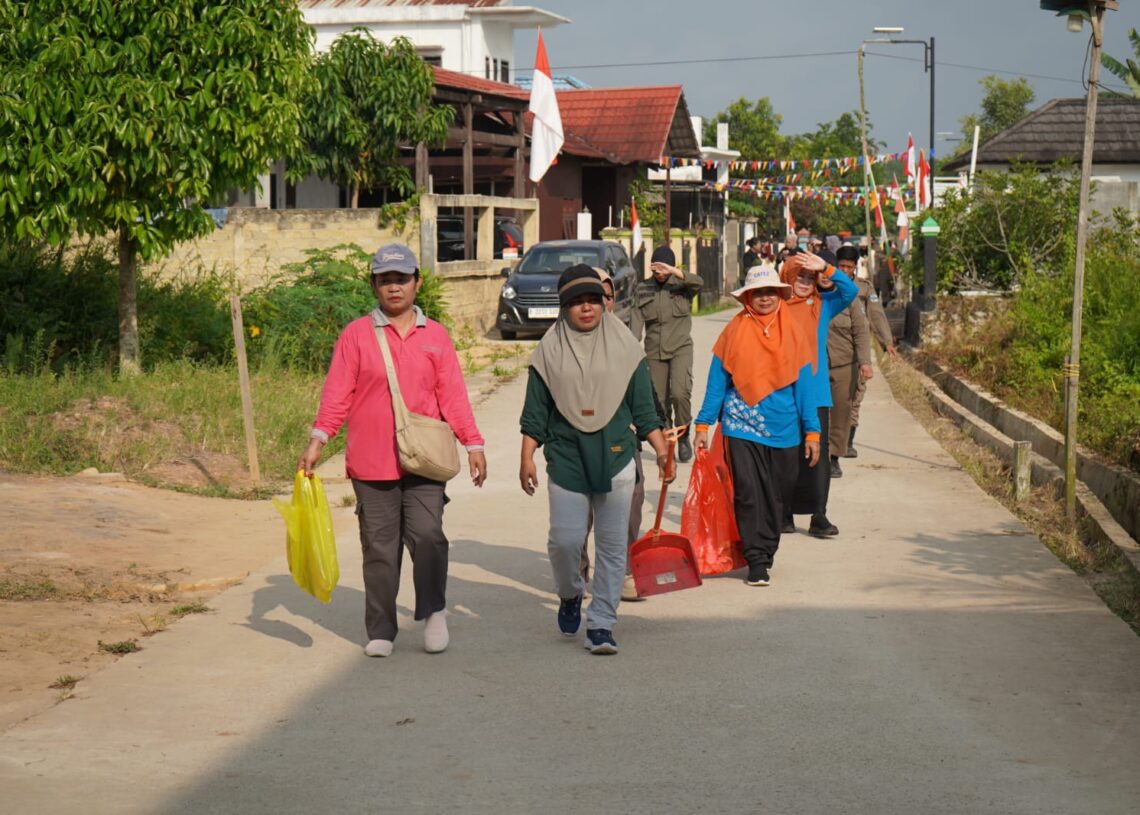 Jumat Bersih Menyisir Singa Karta, Warga Diajak Jaga Parit dan Lingkungan