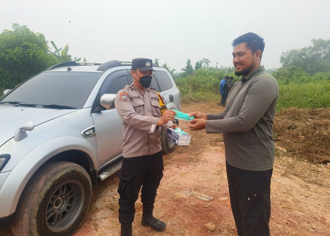 Polsek Sangatta Utara Pasang Maklumat Larangan Bakar Lahan, Warga Dibagikan Masker