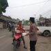 Antisipasi Dampak Asap Karhutla, Polsek Kongbeng Bagikan Masker ke Warga Marga Mulya